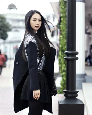 董璇早春街拍飘逸长发演绎时尚人妻_7