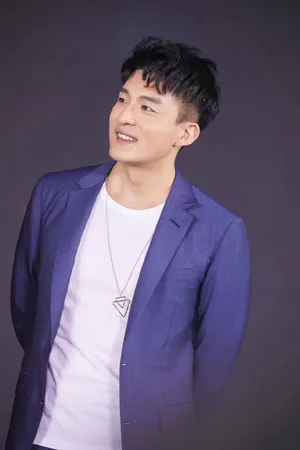 孙艺洲《爱情公寓》发布会帅气图片_5