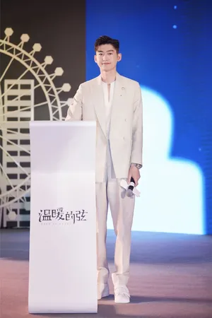张翰清爽帅气白西装发布会图片_5