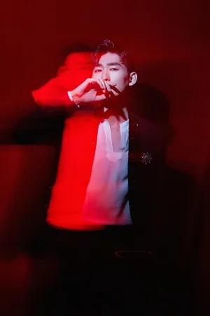 张翰帅气有型光影朦胧时尚写真图片_5