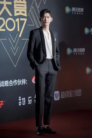 张翰黑色西装帅气儒雅写真图片_3