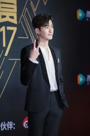 张翰黑色西装帅气儒雅写真图片_5