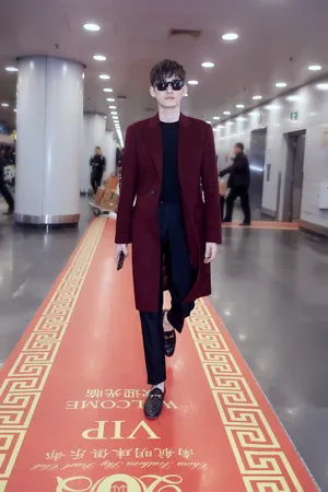 张翰机场街拍图片：黑墨镜炫酷有型_8