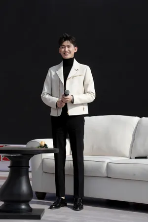 张翰活动照图片：白衣少年帅气图片