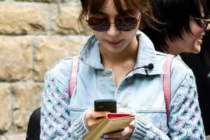 张翰下岗李菲儿当导游郑佩佩爱女探班花少剧照图片_2