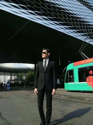 张翰黑色西装亮相瑞士表展魅力挺拔有型轻熟男_1