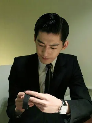 张翰黑色西装亮相瑞士表展魅力挺拔有型轻熟男_4