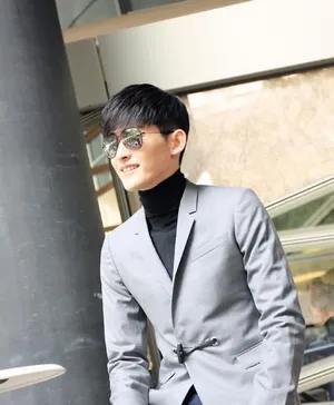张翰瑞士暖冬街拍写真塘主展现绅士风度魅力十足_6