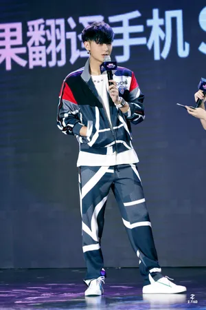 黄子韬糖果手机代言活动照图片_5