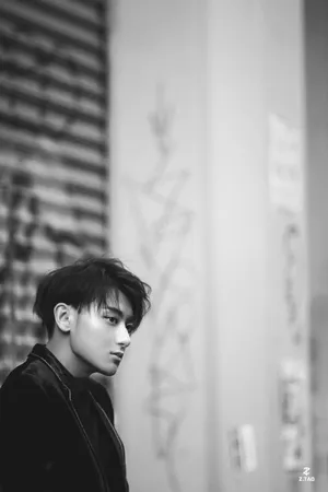 黄子韬圣罗兰男装黑白写真图片_1