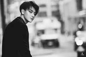 黄子韬圣罗兰男装黑白写真图片_2