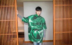 黄子韬绿色龙袍帅气写真图片