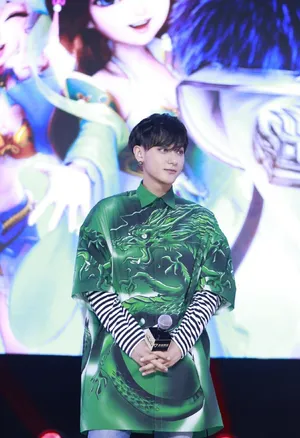黄子韬绿色龙袍帅气写真图片_2