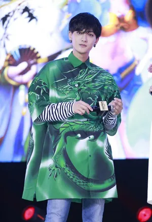 黄子韬绿色龙袍帅气写真图片_3