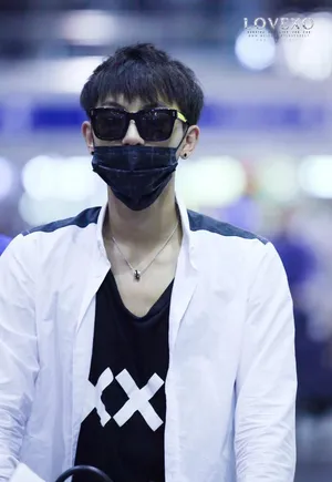2014年9月EXO三亚飞北京转机抵达仁川机场黄子韬帅气写真_4