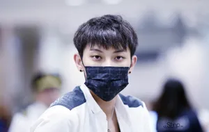 2014年9月EXO三亚飞北京转机抵达仁川机场黄子韬帅气写真_5