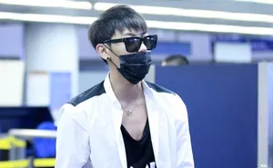 2014年9月EXO三亚飞北京转机抵达仁川机场黄子韬帅气写真_9