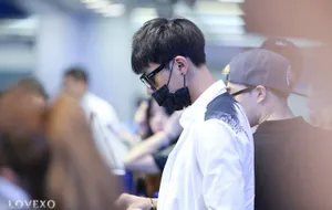 2014年9月EXO三亚飞北京转机抵达仁川机场黄子韬帅气写真_11