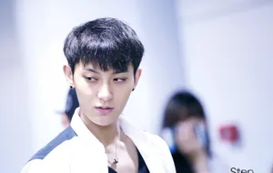 2014年9月EXO三亚飞北京转机抵达仁川机场黄子韬帅气写真_13