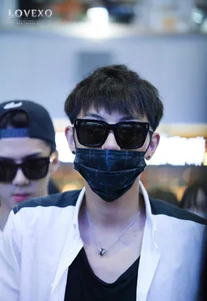 2014年9月EXO三亚飞北京转机抵达仁川机场黄子韬帅气写真_17