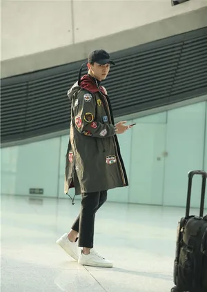 许凯街拍帅气图片