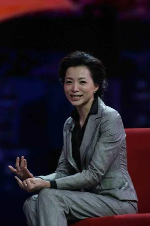 中央电视台主持人董卿图片