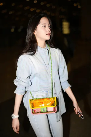 欧阳娜娜清爽私服机场街拍照图片