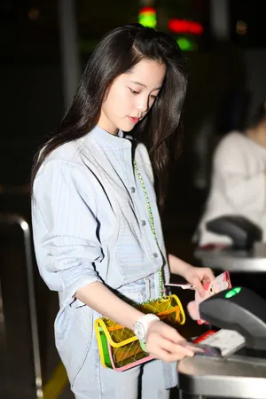 欧阳娜娜清爽私服机场街拍照图片