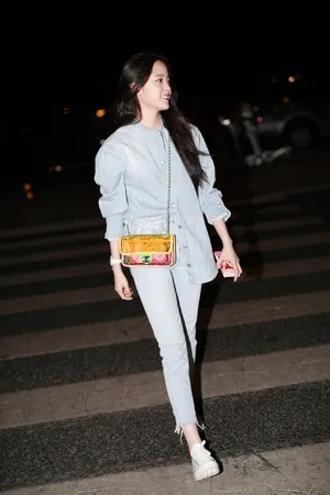 欧阳娜娜清爽私服机场街拍照图片_5