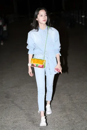 欧阳娜娜清爽私服机场街拍照图片_6