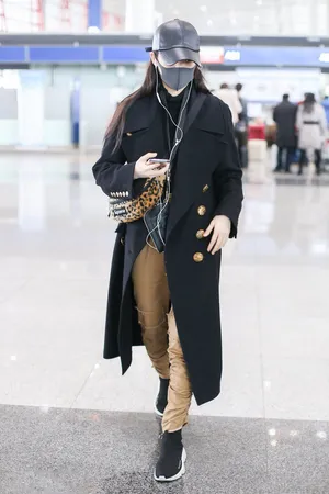 欧阳娜娜机场私服随性气质写真图片