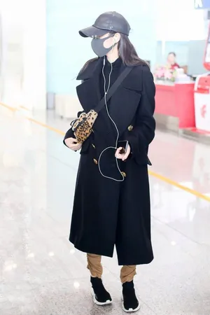欧阳娜娜机场私服随性气质写真图片