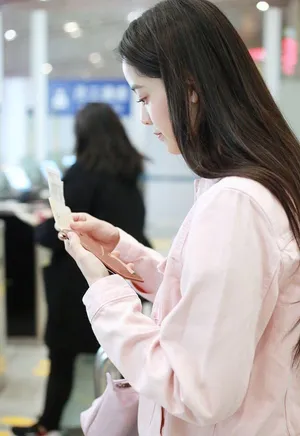 欧阳娜娜粉嫩少女风机场私服写真图片