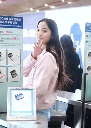 欧阳娜娜粉嫩少女风机场私服写真图片_1