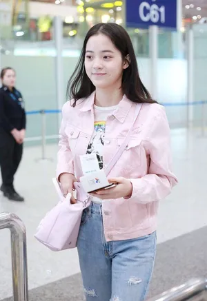 欧阳娜娜粉嫩少女风机场私服写真图片_2