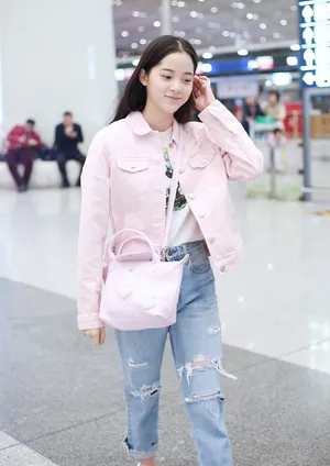 欧阳娜娜粉嫩少女风机场私服写真图片_3