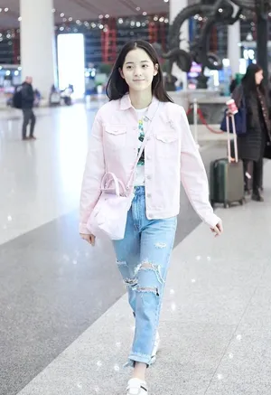 欧阳娜娜粉嫩少女风机场私服写真图片_4