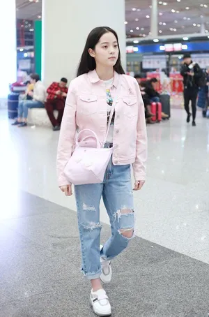 欧阳娜娜粉嫩少女风机场私服写真图片_5