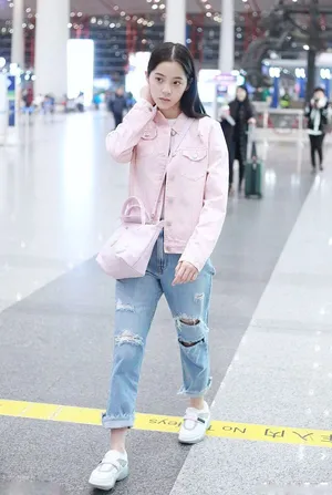 欧阳娜娜粉嫩少女风机场私服写真图片_6