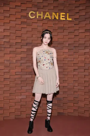 欧阳娜娜抹胸性感半身裙写真图片_3