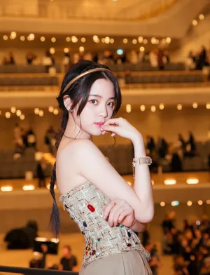 欧阳娜娜抹胸性感半身裙写真图片_4