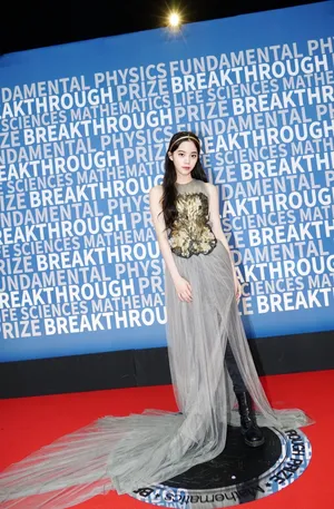 欧阳娜娜第六届科学突破奖颁奖礼现场甜美写真图片_4