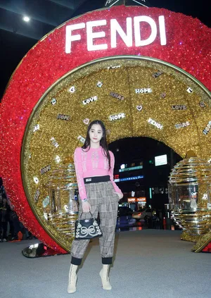 欧阳娜娜粉色毛衣少女风写真图片_1