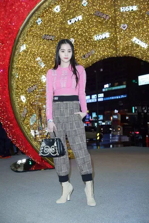 欧阳娜娜粉色毛衣少女风写真图片