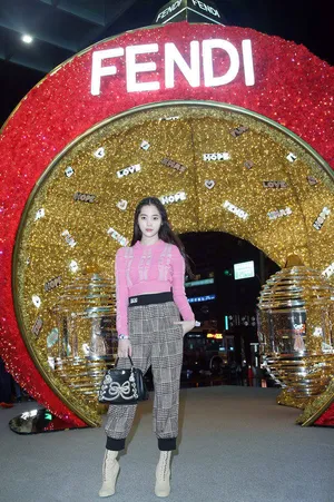 欧阳娜娜粉色毛衣少女风写真图片_2