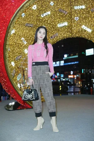 欧阳娜娜粉色毛衣少女风写真图片_3