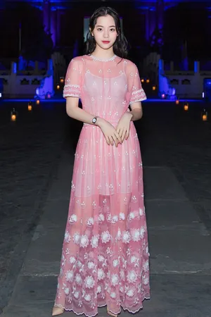 欧阳娜娜粉裙艳丽写真图片