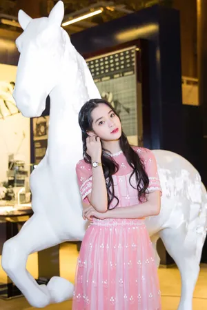 欧阳娜娜粉裙艳丽写真图片_2