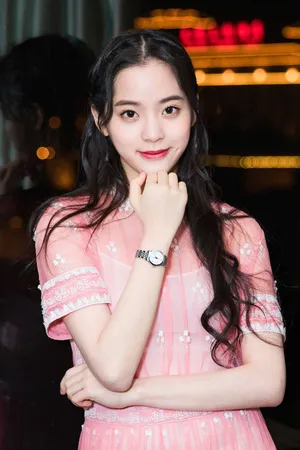 欧阳娜娜粉裙艳丽写真图片_3