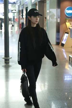 欧阳娜娜纯黑打扮长腿逆天机场街拍图片